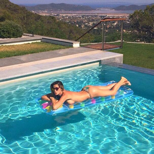 Piscina, materassino, sole... e poco altro. La spledida Aida Yespica racconta su Instagram la sua estate bollente tra Formentera e Ibiza